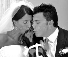 Gli sposi baciano il loro cane