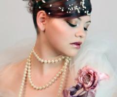 Acconciatura raccolta con filo di perle applicato