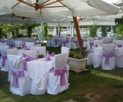 Allestimento dei tavoli per il matrimonio