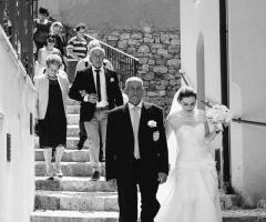 La sposa per le vie del paese prima della cerimonia