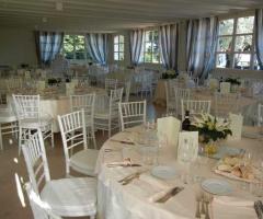 Tavoli imbanditi per un ricevimento di matrimonio speciale