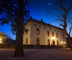 La villa illuminata per un matrimonio di sera