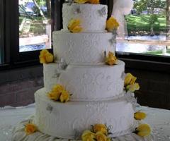 Torta di matrimonio con rose gialle