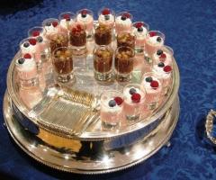 Buffet di dolci monoporzione del catering di nozze