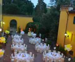 Allestimento di tavoli rotondi in cortile