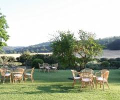 Allestimento del matrimonio in giardino