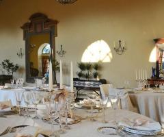 Sala interna della villa allestita per il ricevimento di matrimonio