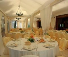 Allestimento dei tavoli per il riceivmento di nozze