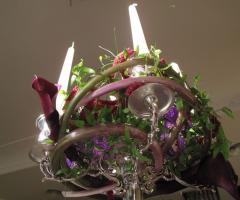 Decorazione floreale con candele per le nozze