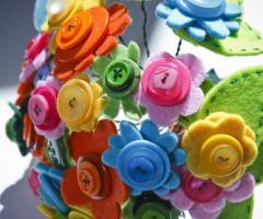 Bouquet alternativo fatto di bottoni e lana cotta