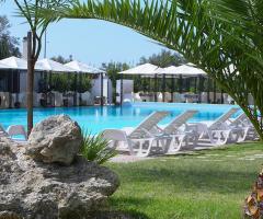 Giardino dell'Hotel Valle di Mare con affaccio sulla piscina