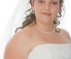 Acconciatura con boccoli e trucco sui toni del rosa