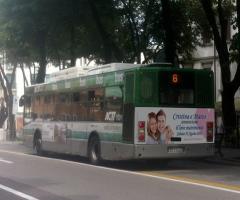 L'autobus con la foto degli sposi