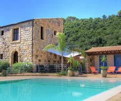Piscina con esterno dell'agriturismo per ricevimento di matrimonio presso Cefalù (Catania)
