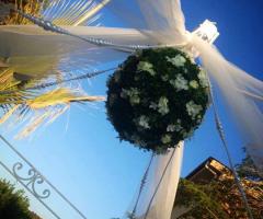 Tende bianche e decorazioni floreali