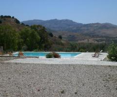 Vista della piscina della Masseria Acque di Palermo