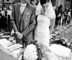 Foto degli sposi in chiesa durante il matrimonio