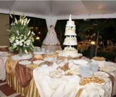 Allestimento del tavolo per i dolci al ricevimento di matrimonio