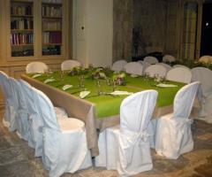 Tavolo di nozze per un matrimonio in verde