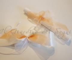 Confezionamento di segnaposto e menu abbinati per il matrimonio