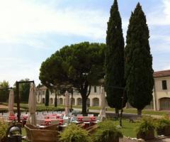 Tavoli per il matrimonio allestiti all'aperto