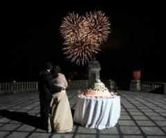 Momento della torta nuziale con fuochi d'artificio per gli sposi