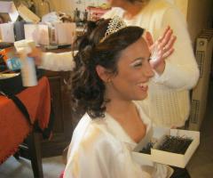 Acconciatura semi raccolta impreziosita da una coroncina