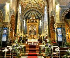 Decorazione floreale della chiesa durante il matrimonio