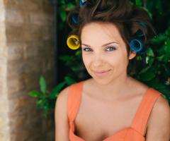 Foto della sposa durante i preparativi per il matrimonio