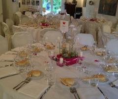 Tavoli allestiti per il ricevimento di matrimonio all'interno della villa