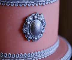 Torta nuziale rosa con decorazioni eleganti