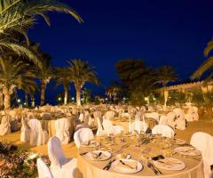 Mise en place in bianco all'aperto