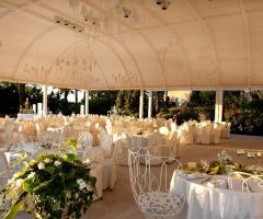 Giardino d'inverno allestito per un ricevimento di matrimonio