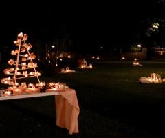matrimonio romantico con candele e lanterne