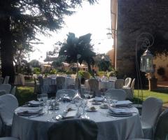 Villa Vanzetti - L'allestimento dei tavoli all'aperto