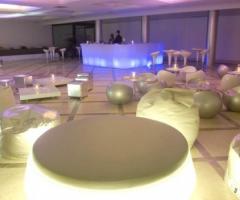 Allestimento della sala per il ricevimento di matrimonio