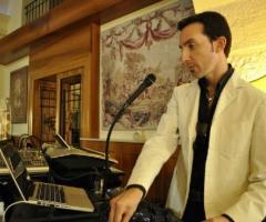 Vincenzo Sgaramella durante una performance