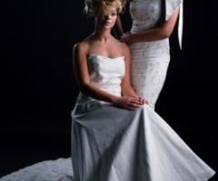 Collezione Unique - Abito da sposa in cotone con ricamo color argento. Euro 1.200 - Tubino in cotone lavorato con fiocco sulla spalla. Euro 500