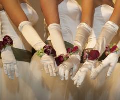 Braccialetto di fiori per le damigelle al matrimonio