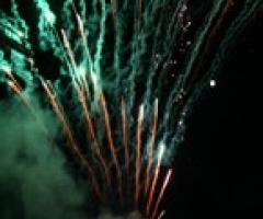 Fuochi d'artificio sul verde per il ricevimento di nozze