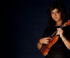 La musicista Angela con il violino