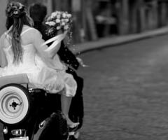 Foto Fashion di Francesco Rimmaudo - Sposi in vespa