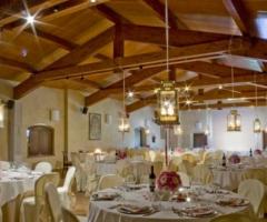 Allestimento di tavoli per le nozze nel Castello di Casigliano