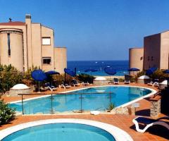 Piscine e mare sullo sfondo all'Addaura Hotel Residence Congressi