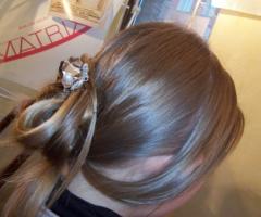 Acconciatura con perle per la sposa