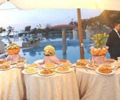 Buffet a bordo piscina - Sala ricevimenti I Giardini di Nausicaa