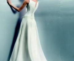 Vestito da sposa con cinta e chiusura a bottoni sul retro