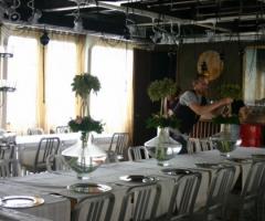 Gruppo Mio Blu - Preparazione delle decorazioni floreali per il ricevimento di matrimonio