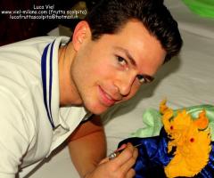 Luca Viel mentre decora la frutta