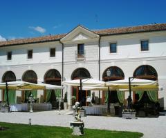 Ricevimento di matrimonio in giardino